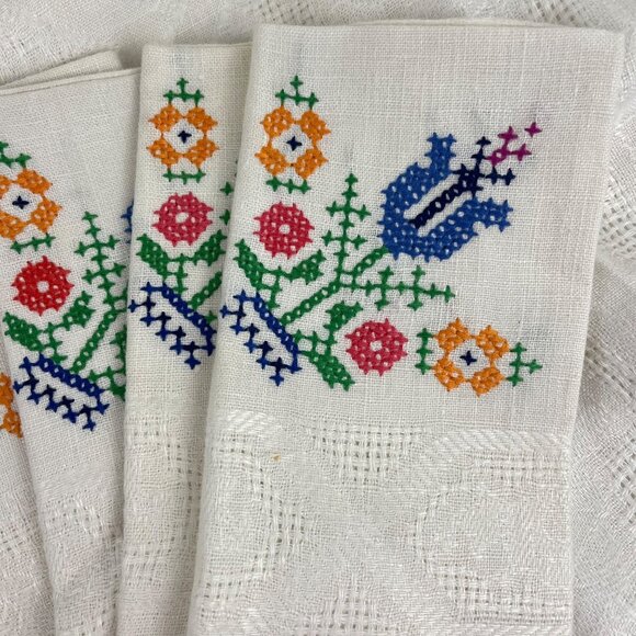 Vintage Folk-Art Cross Stitch Embroidered Linen Tablecloth & Napkins 68" x 50" - Picture 13 of 16